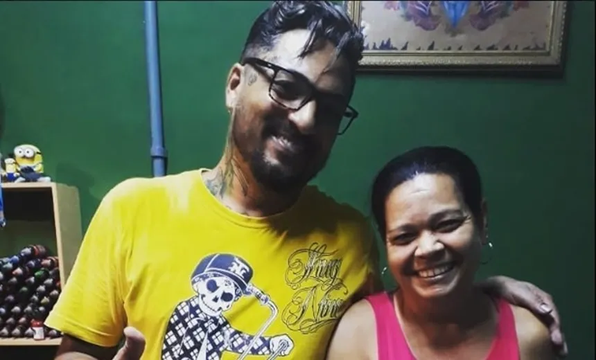 Mulher tatua pênis no braço e diz: “agora, para onde eu vou, tenho que levar ele”