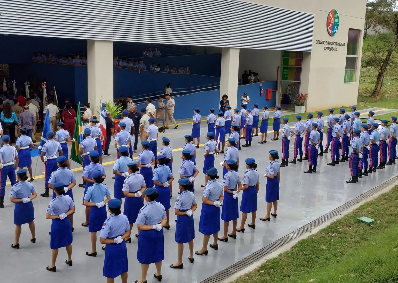 Alunos do colégio da PM passam mal durante solenidade em Salvador