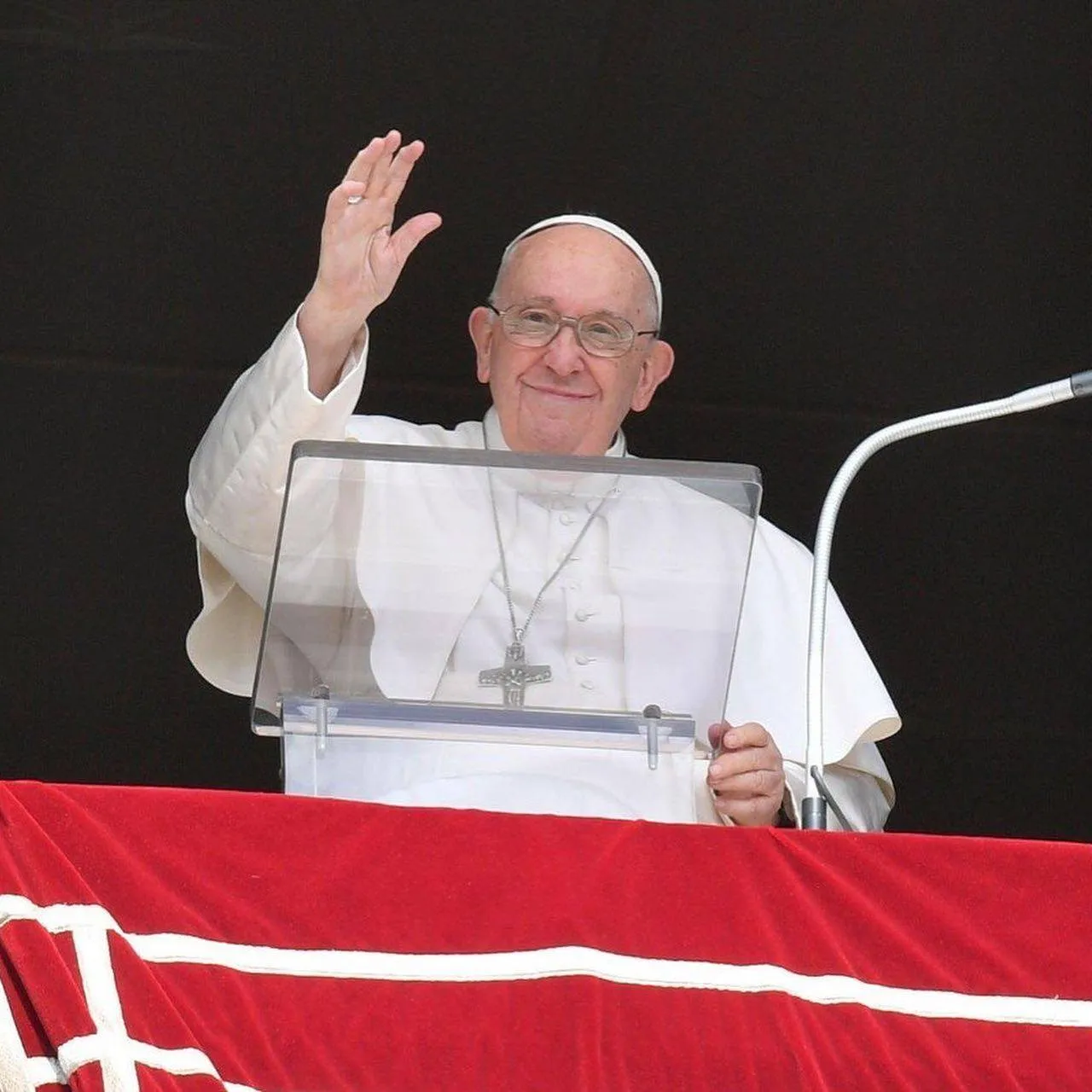 Papa Francisco é internado com problemas respiratórios