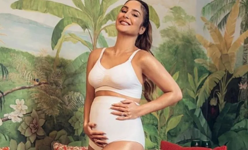Claudia Leitte mostra o barrigão em praia: "muito grávida, porém bronzeada"; veja