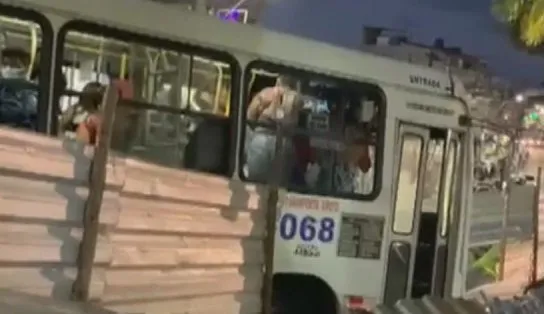Ônibus perde o controle e invade praça em Itinga, em Lauro de Freitas; assista