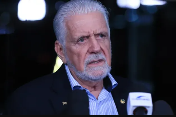 Segunda vaga da chapa ao Senado continua em discussão .|
