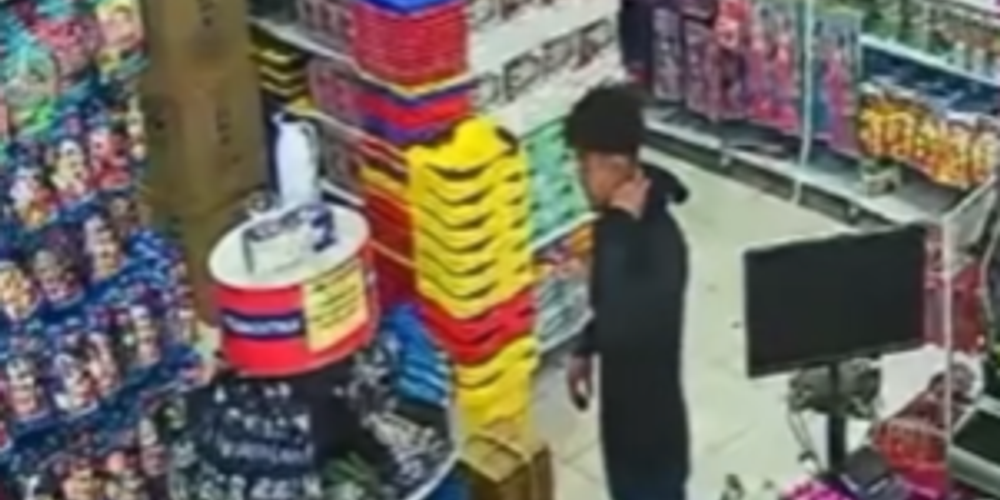 Em imagens obtidas pelo Aratu On, &eacute; poss&iacute;vel ver o rapaz na loja