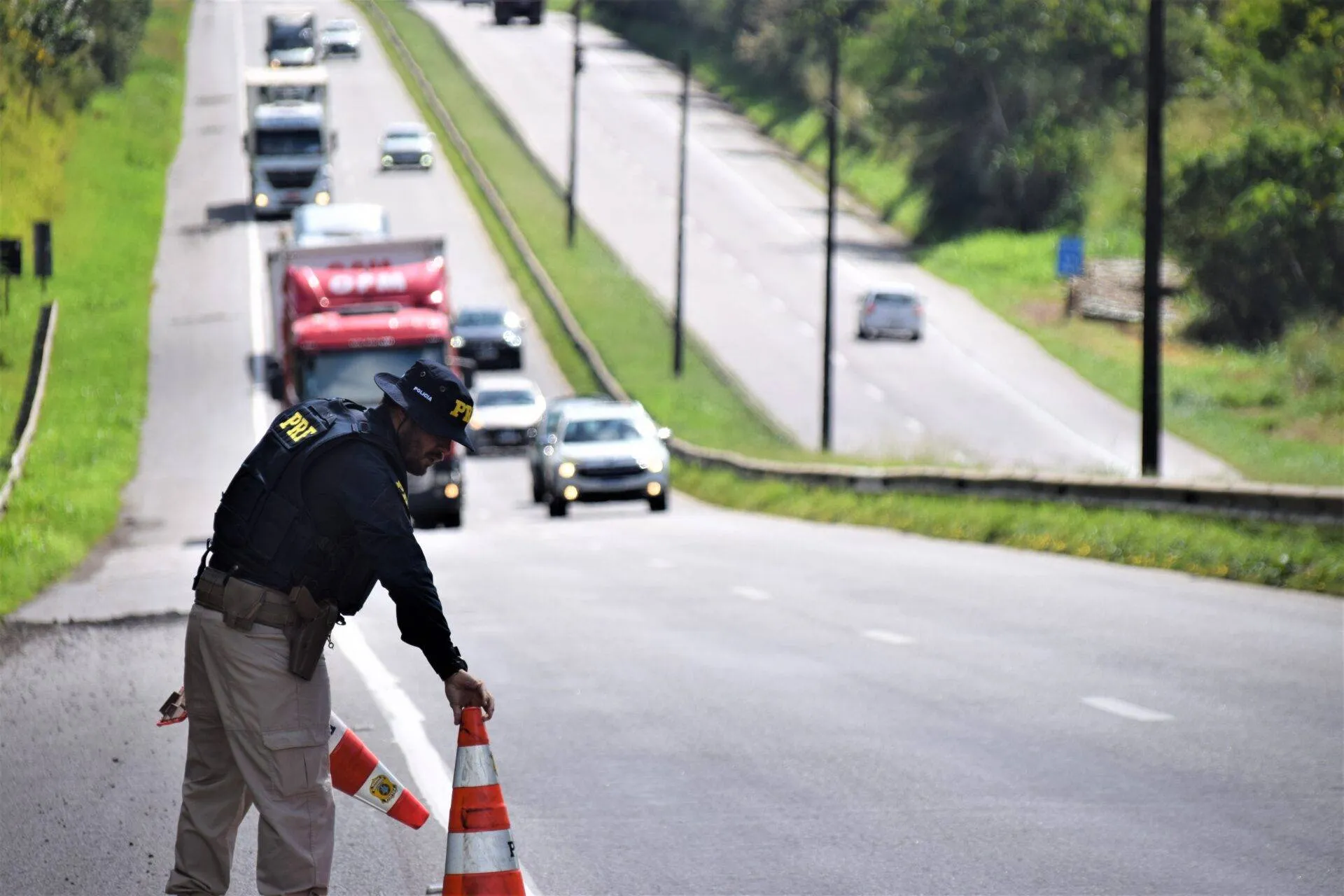 Mais de 1.600 veículos foram flagrados em alta velocidade no feriado do Dia do Trabalho