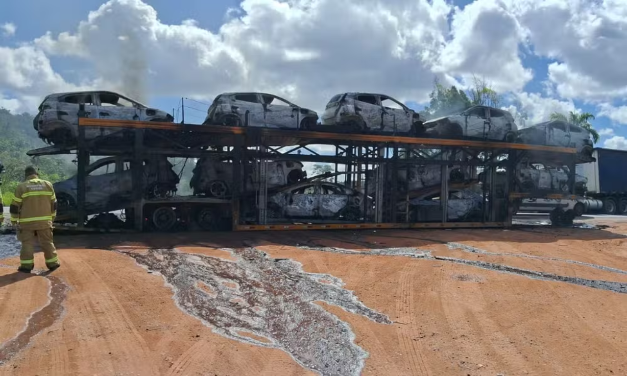 Caminh&atilde;o-cegonha que pegou fogo na BR-101 destruiu 11 carros el&eacute;tricos da BYD. Foto: Corpo de Bombeiros Militar da Bahia 