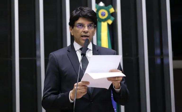 Texto que dificulta denúncia criminal contra parlamentar passa na Câmara