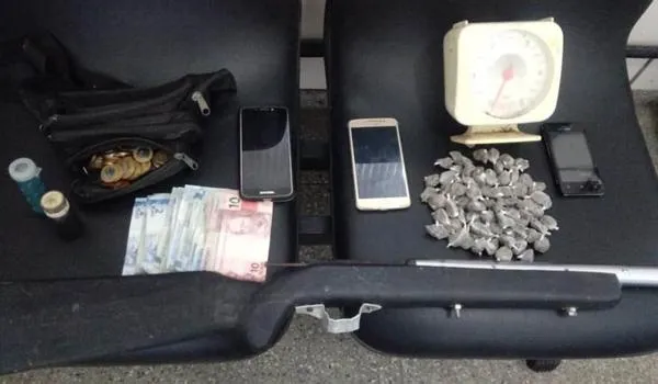 Dois homens são presos com arma,  motos e celulares no interior da Bahia