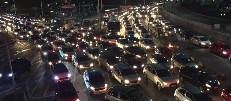 CONTRA PEC-241: Grupo realiza manifestação e deixa trânsito complicado em Salvador