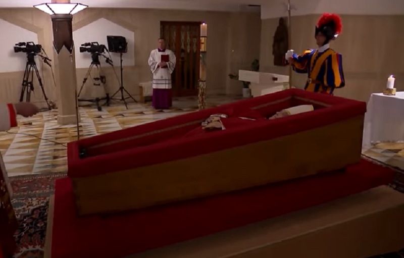 Papa Francisco será sepultado em caixão de madeira. Foto: Vatican News