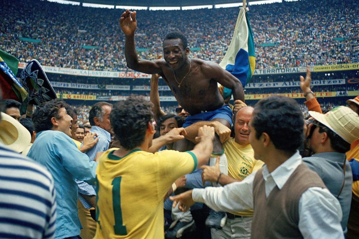 Pel&eacute; &eacute; carregado ap&oacute;s conquista do tricampeonato no Est&aacute;dio Azteca. Foto: Reprodu&ccedil;&atilde;o