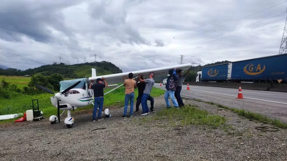 Avião faz pouso forçado em rodovia em Santa Catarina; veja vídeo