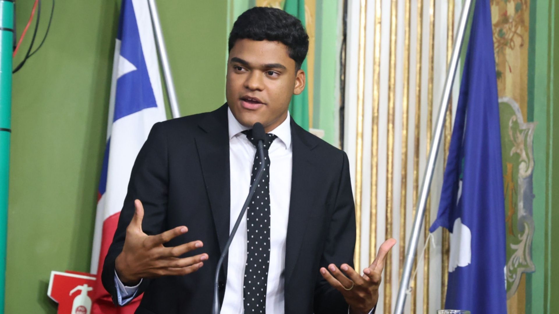 Vereador Sandro Filho ofereceu homenagem; Foto: Antonio Queir&oacute;s/CMS