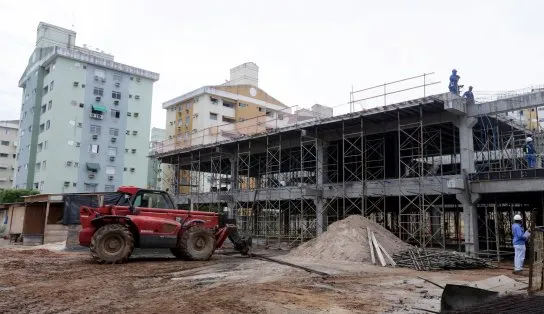 Mais de um ano depois de autorizada, obra de escola será visitada por Rui Costa nesta terça