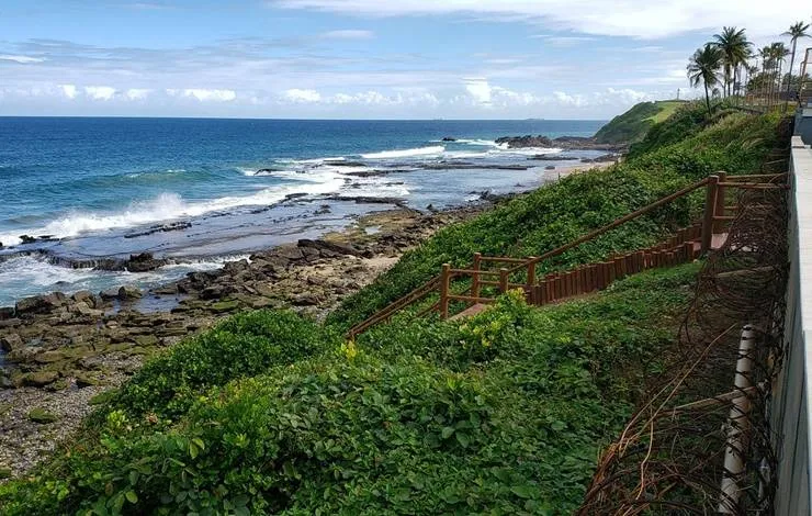 Bombeiros fazem buscas por jovem que desapareceu na praia de Ondina, em Salvador