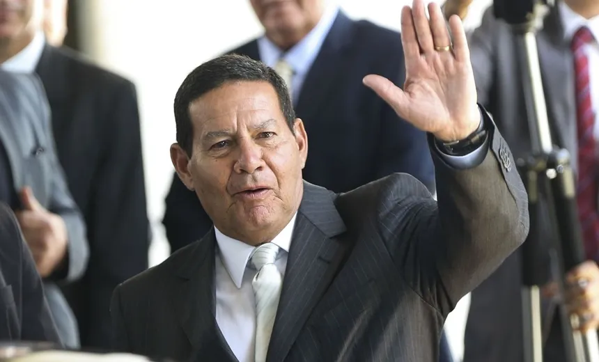 Vice-presidente Mourão recebe título de Cidadão de Salvador; acompanhe pelo Linha de Frente