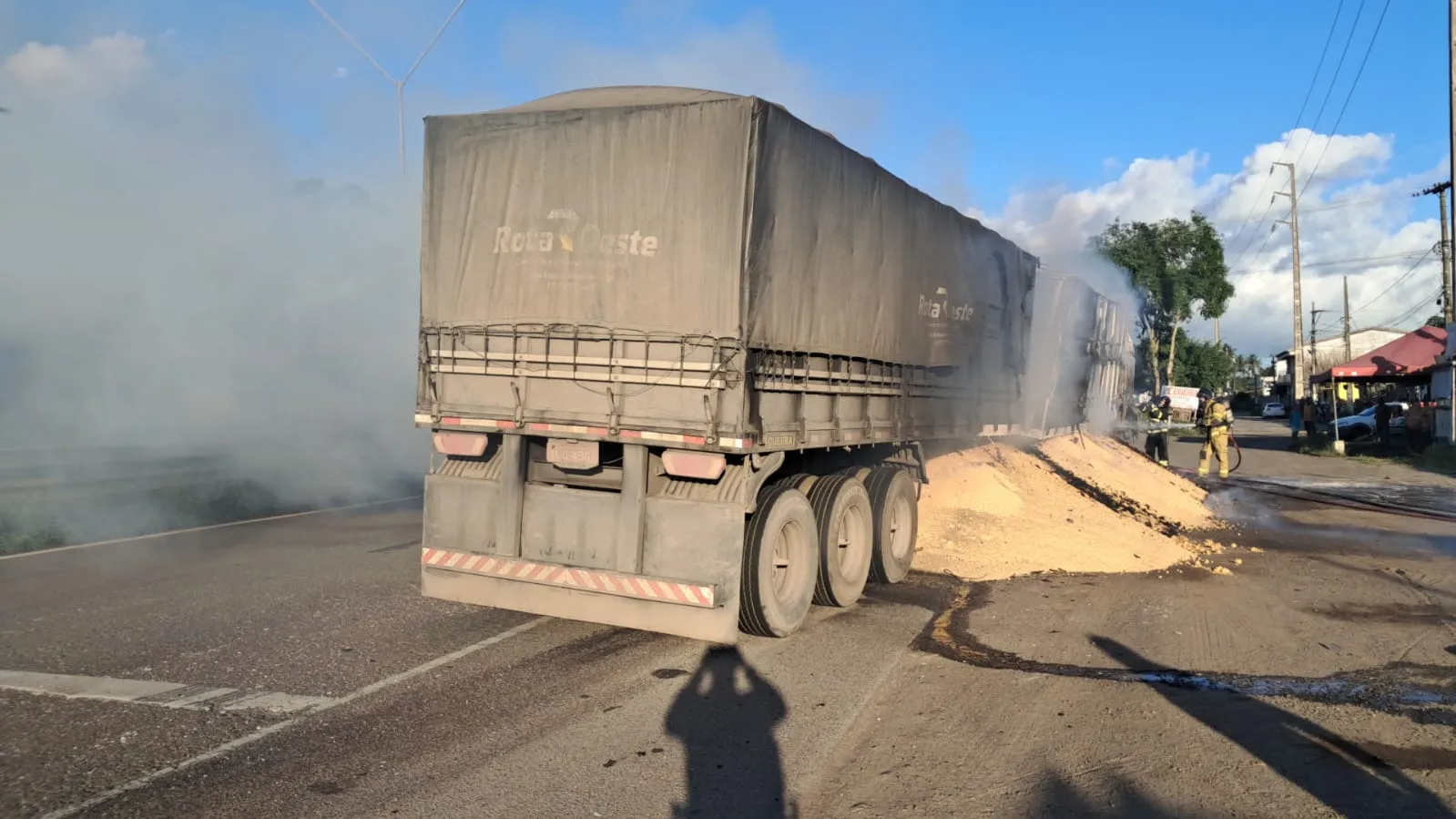 VÍDEO: Caminhão pega fogo e deixa trânsito lento na BR-324 em direção à Salvador