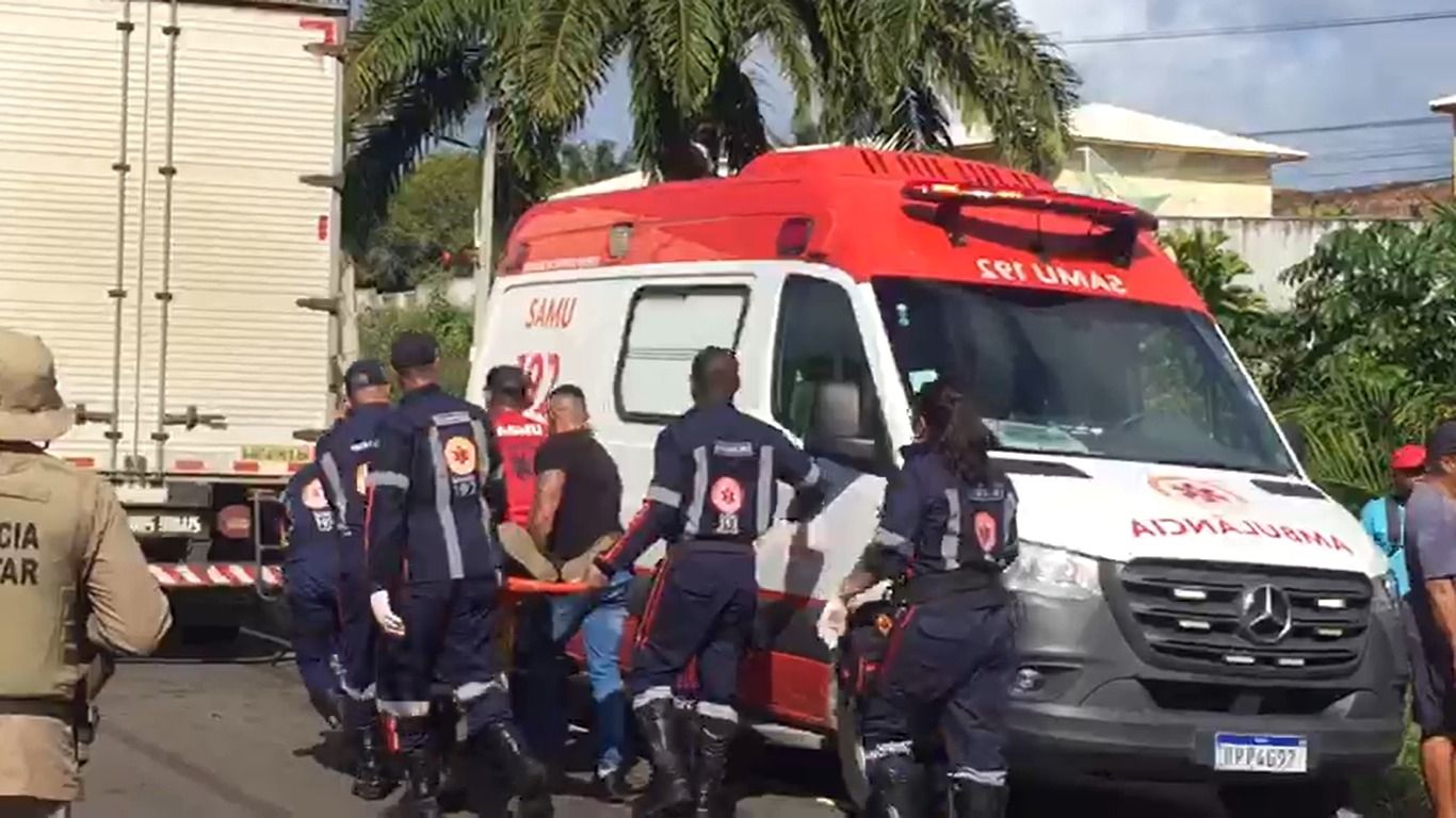 Uma das v&iacute;timas foi resgatada pelo helic&oacute;ptero | Foto: Lazaro Filmagens