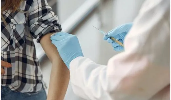 Pfizer e Moderna pedem autorização para uso de vacinas contra Covid-19 na Europa