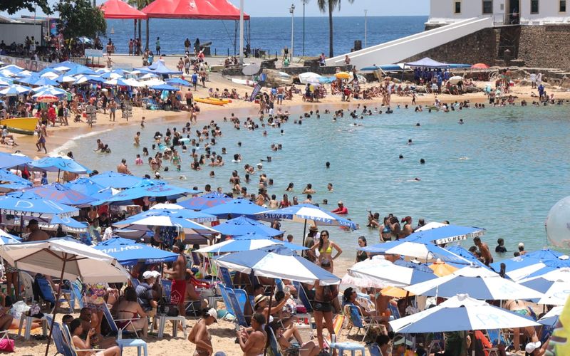 Os kits de praia geralmente incluem mesas, cadeiras, sombreiros e, em alguns casos, guarda-s&oacute;is e espregui&ccedil;adeiras, sendo comuns em &aacute;reas tur&iacute;sticas de Salvador/Foto: Paulo M. Azevedo