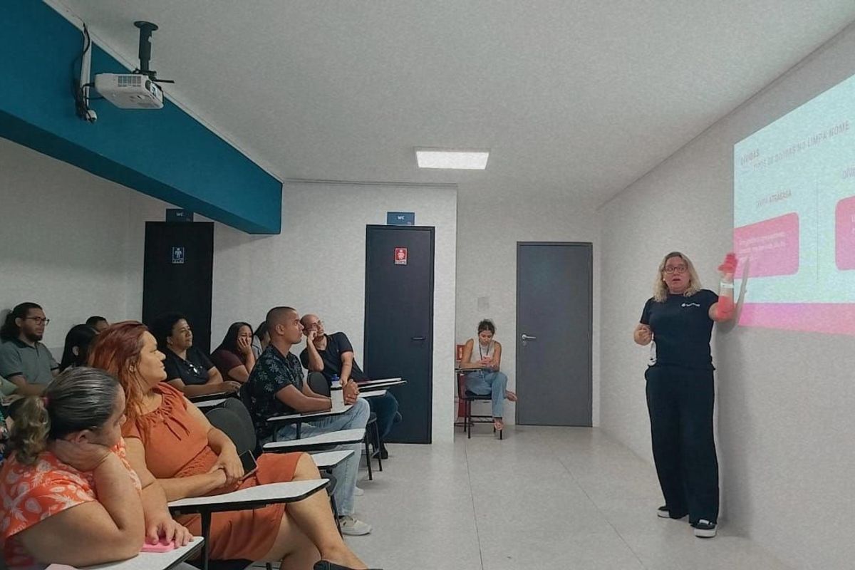 M&ocirc;nica Seabra, especialista em educa&ccedil;&atilde;o financeira da Serasa, treina agentes para o atendimento no Feir&atilde;o Serasa Limpa Nome. Foto: Reprodu&ccedil;&atilde;o / LinkedIn M&ocirc;nica de Melo Seabra