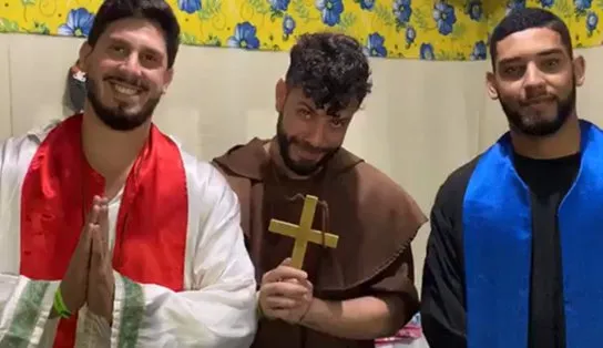 "Não nos deixeis cair em tentação": padres "gatos" fazem sucesso na capela do Galinho