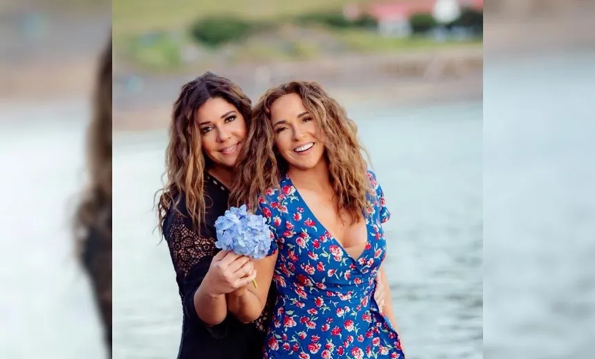 Daniela Mercury posa ao lado da esposa para comemorar o Dia da Visibilidade Lésbica: "o amor é a força mais sutil do mundo"