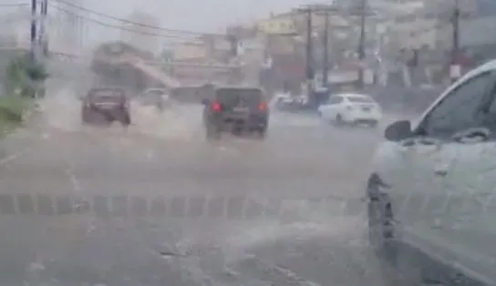 Manhã de chuva isolada causa alagamentos na Avenida Bonocô, em Salvador