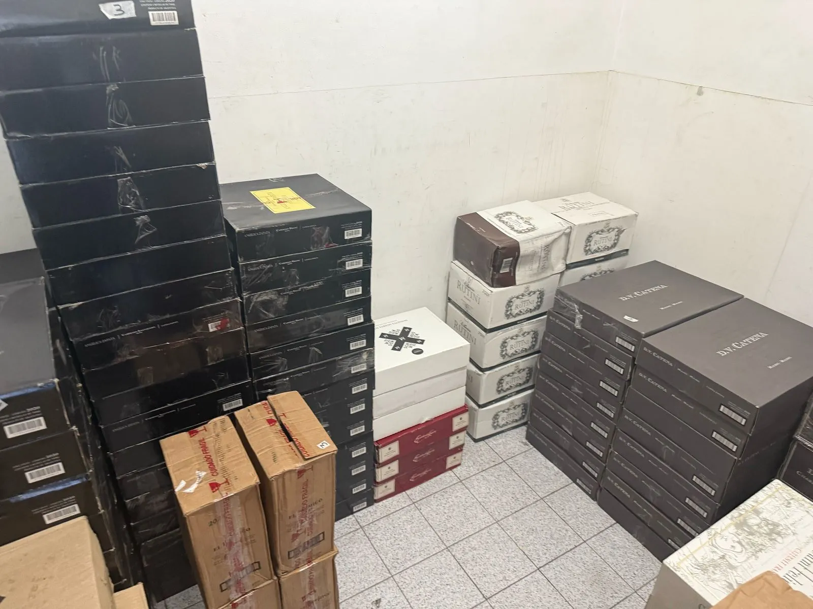 Operação resultou na apreensão de 246 caixas de vinhos falsificados. Foto: Divulgação / PF