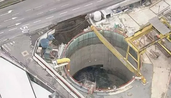 Obra do Metrô cede asfalto e abre cratera na Marginal Tietê em São Paulo 