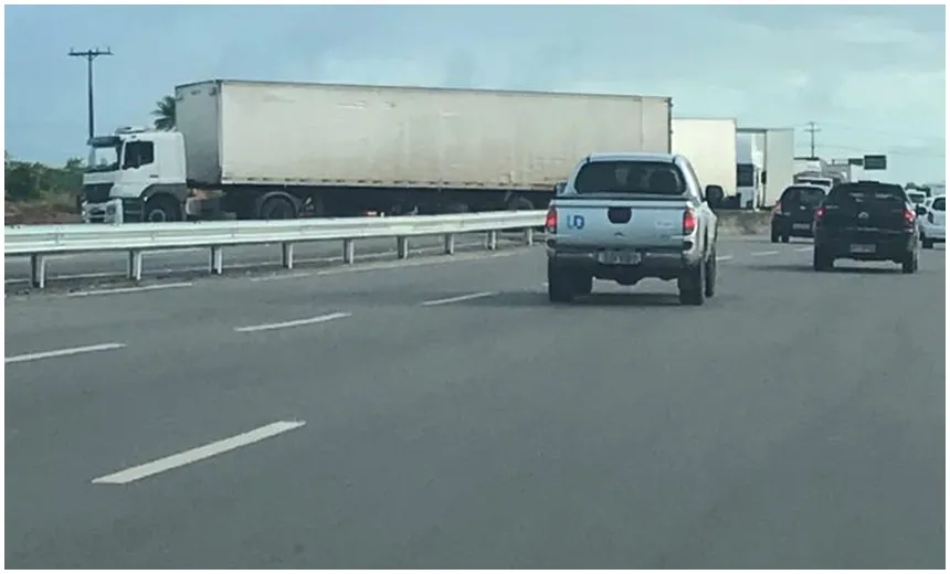 Em protesto isolado, caminhoneiro bloqueia BA-526 (CIA-Aeroporto)