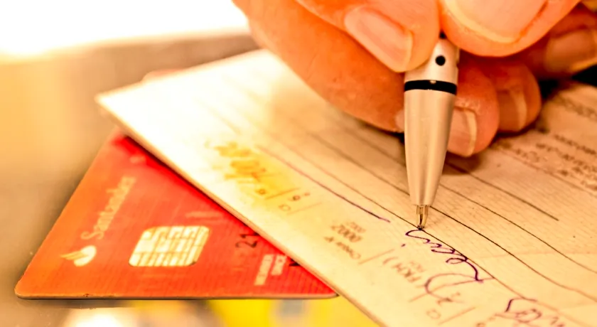 Juros do cheque especial chegam ao recorde de 300,8% ao ano