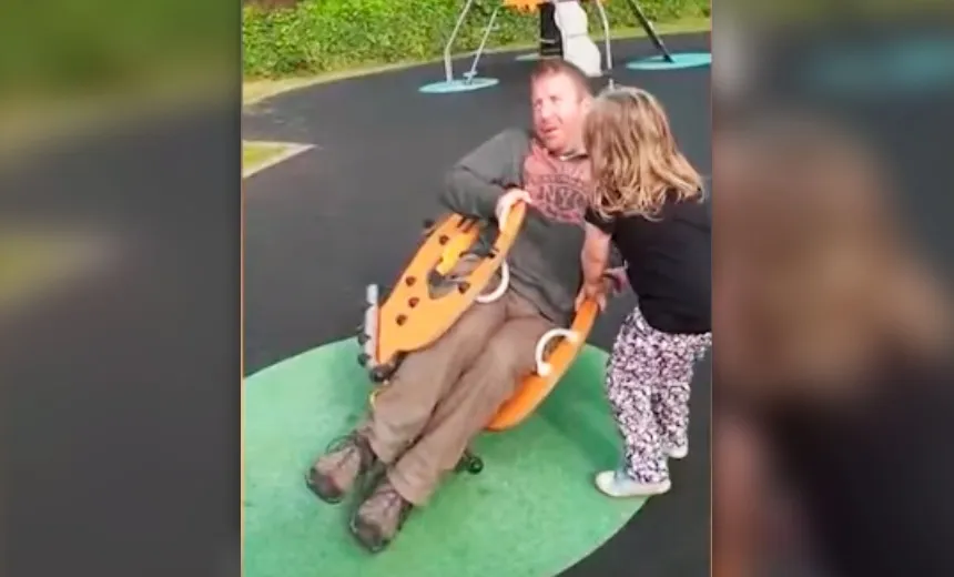 Pai fica preso em brinquedo enquanto tentava mostrar para filha como funcionava; assista