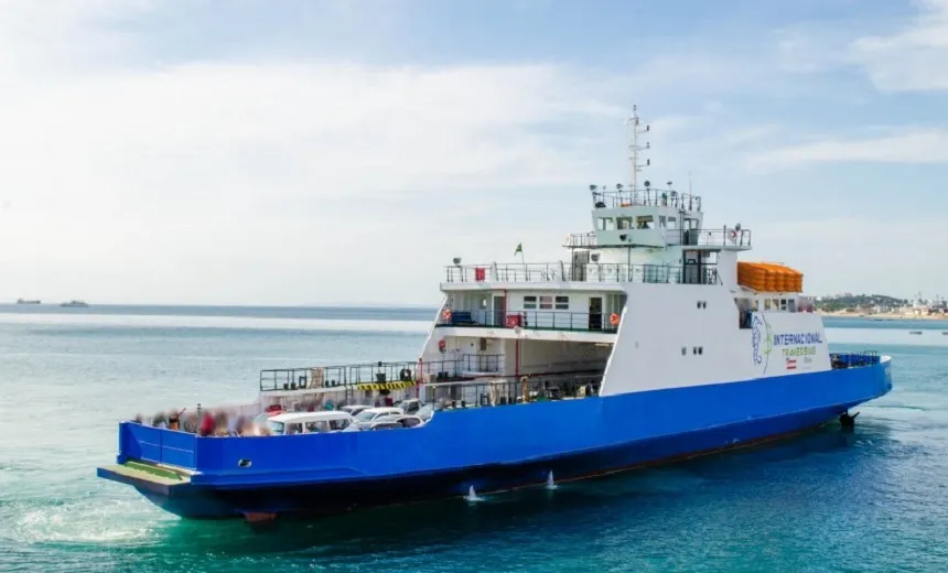 Mulher é resgatada do mar por funcionários do ferry-boat durante travessia; veja vídeos
