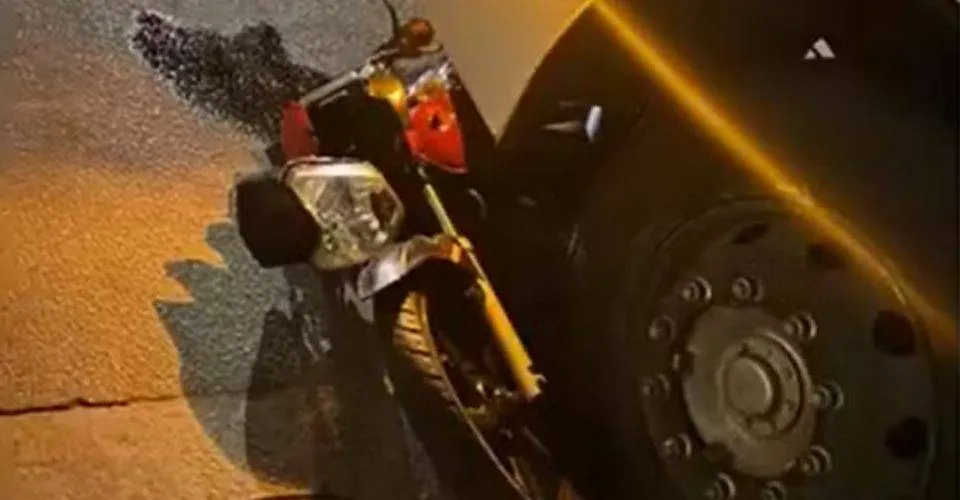Motociclista morre após colidir com ônibus em Salvador; motorista fugiu sem prestar socorro