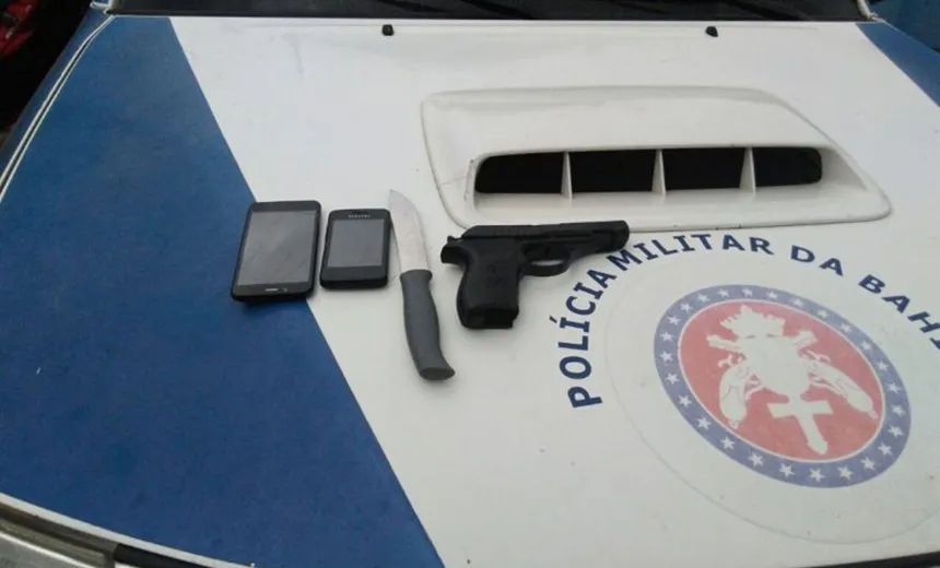 SIMÕES FILHO: PM intercepta ônibus e flagra ladrões ‘tocando terror’ em passageiros