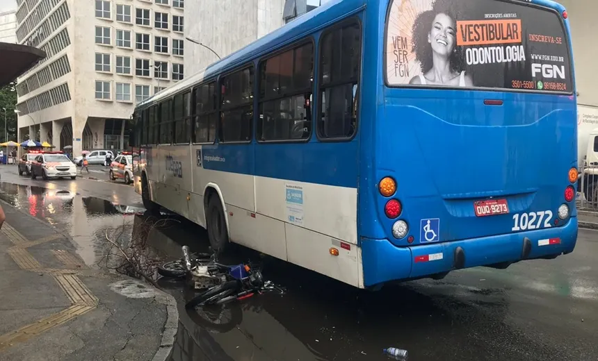 Acidente entre moto e ônibus deixa uma pessoa morta, no bairro do Comércio