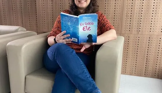 Livro Eu Odeio Ele, da escritora e jornalista Rayane Araujo, participa de exposição literária no TJBA