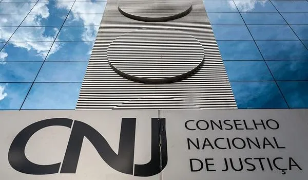 Juíza que viralizou após criar "#AglomeraBrasil" é denunciada ao Conselho Nacional de Justiça 
