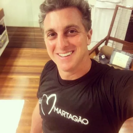 Presente para Iemanjá; celular de Luciano Huck cai no mar em praia baiana