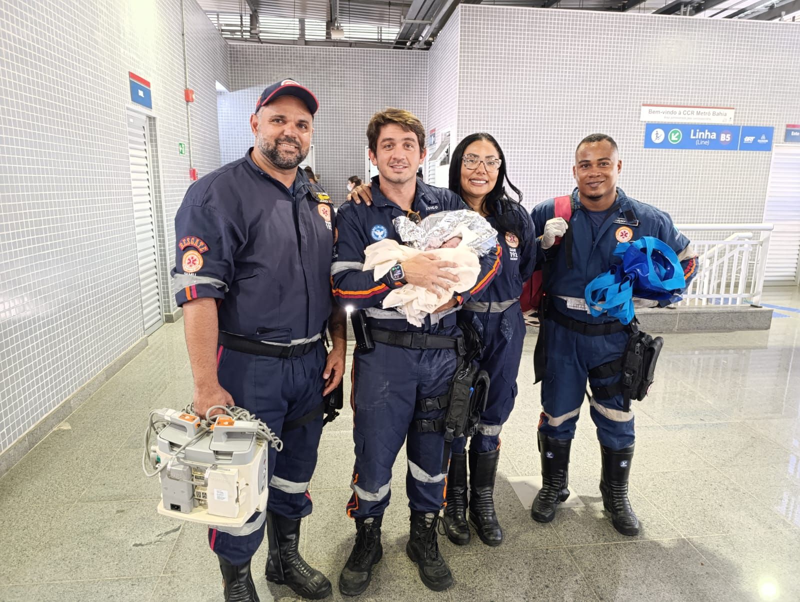 Mulher e bebê receberam atendimento de uma equipe do Samu, com apoio de técnicos da CCR Metrô. Foto: Divulgação 