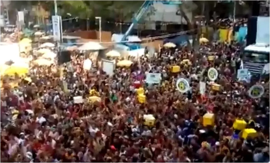 “Ei, Bolsonaro, vai tomar no c*; gritam fãs de Daniela Mercury na passagem do trio; assista