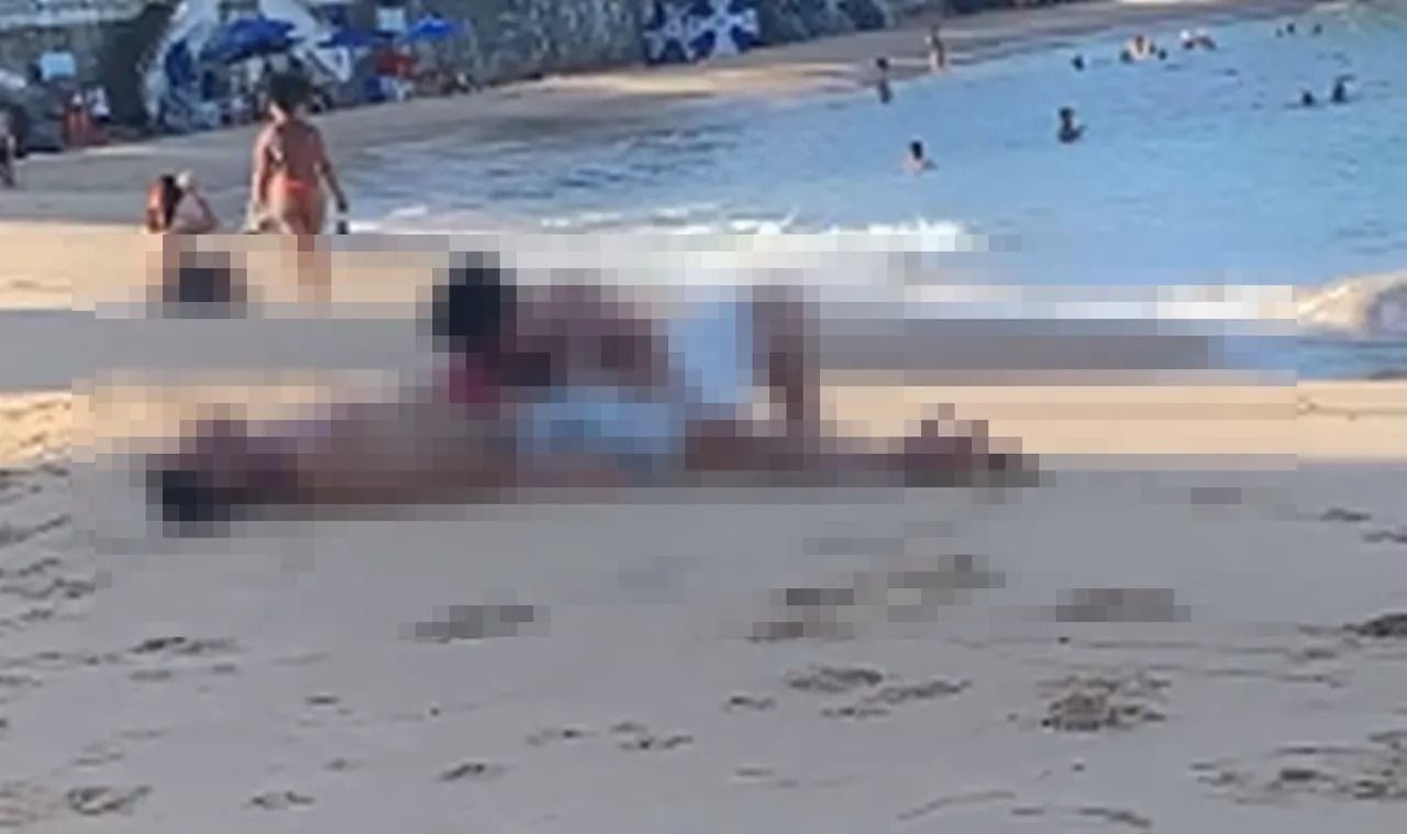 Homens flagrados fazendo sexo oral. Foto: Leitor Aratu On