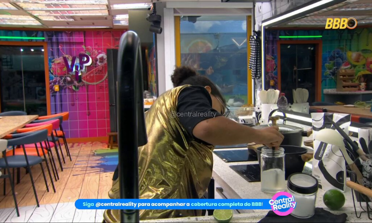 BBB 26: Milena faz suco com &aacute;gua de frango para descobrir 'ladr&atilde;o de comida'.Foto: Reprodu&ccedil;&atilde;o/ TV Globo