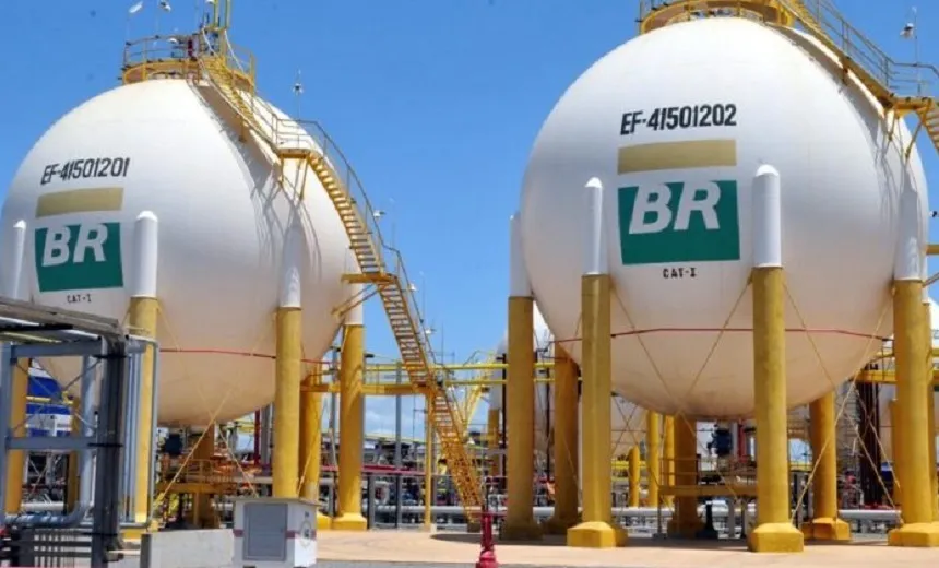 Petrobras anuncia redução de 1,1% no preço da gasolina nas refinarias