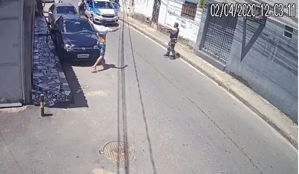Vídeo mostra ação rápida da PM ao prender dupla suspeita de assalto; viatura passou na hora do crime