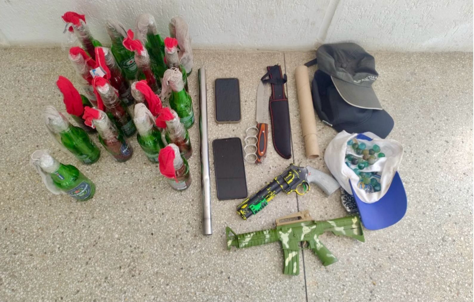 Objetos foram apreendidos em grupo de torcedores organizados do Bahia. Foto: Divulgação/PM-BA