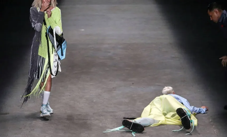 Modelo morre após desmaiar na passarela da São Paulo Fashion Week