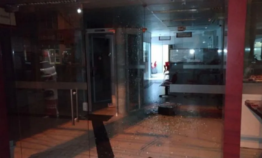 TERROR NA MADRUGADA: Bandidos explodem bancos e lojas no município de Catu