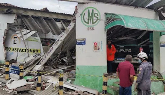 Caminhonete desgovernada invade loja de tintas em Jacobina e deixa moradores feridos; assista