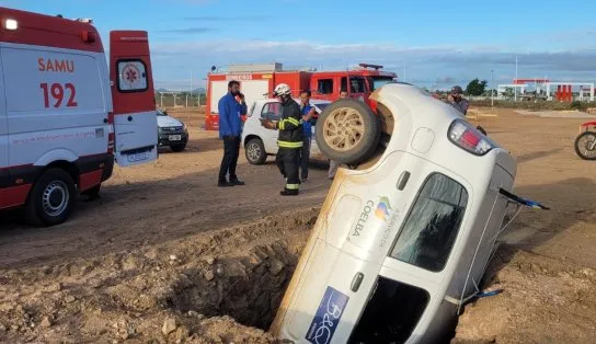 Carro é "engolido" por cratera na Bahia e motorista fica ferido; imagem impressiona  